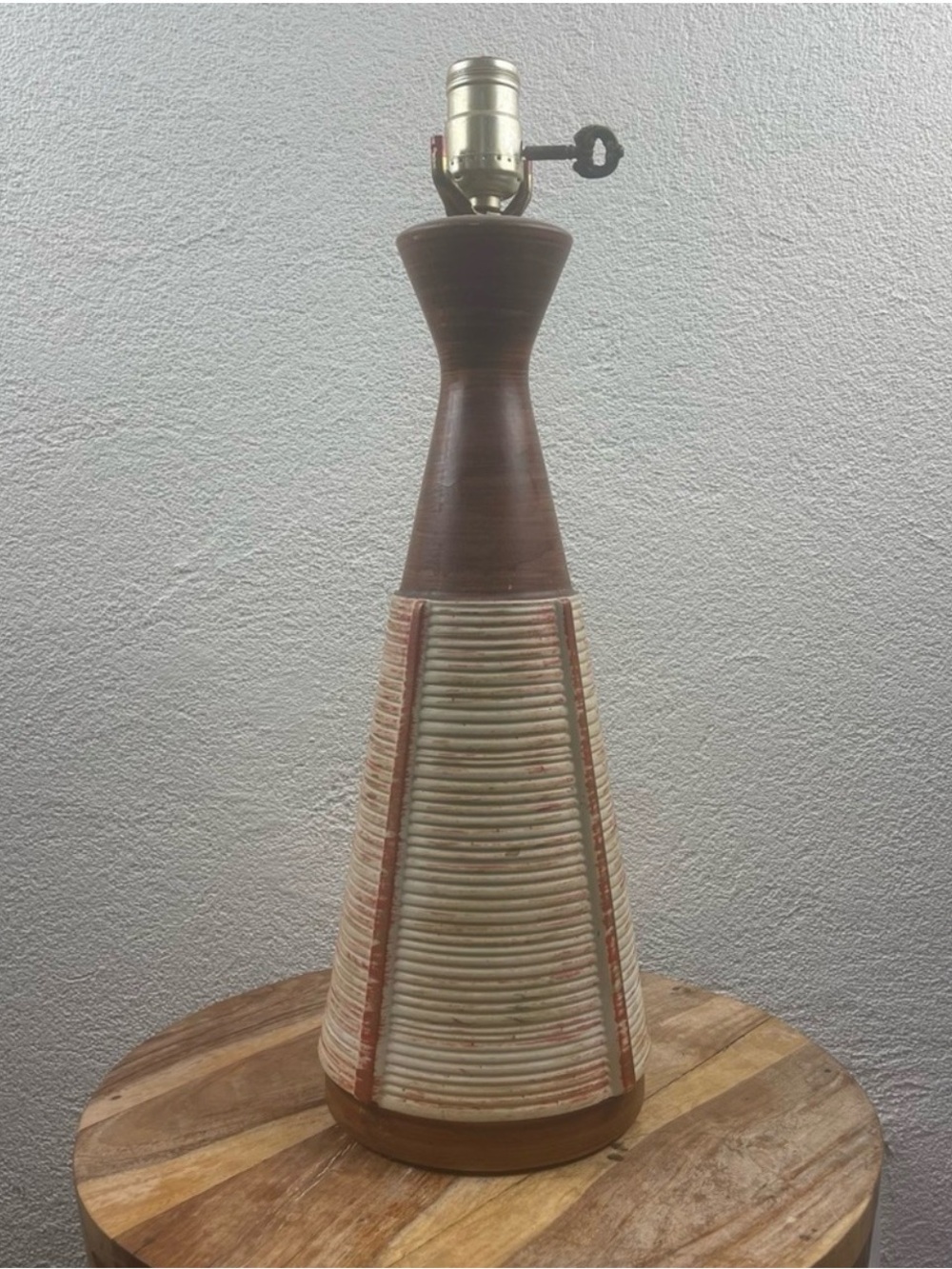 Vintage l 60s MCM Mid-Century Modern Atomic Kitsch Geo Ribbed Conical Table Lamp